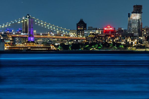 Looney, Hollice 아티스트의 USA-New York New York City skyline at night작품입니다.